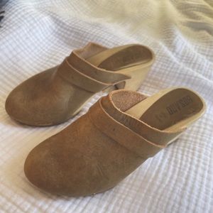 French clogs in light Kaki green